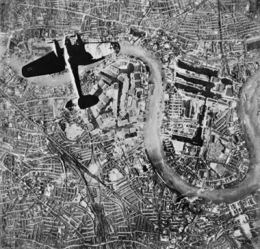 A Heinkel He III  bomber flying over Wapping and the Isle of Dogs at the start of the London Blitz, 7 September 1940 (C) IWM