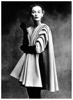 lisa-fonssagrives-in-coat-by-balenciaga-photo-by-irving-penn-paris-vogue-sept-1-1950