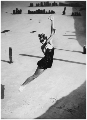 photo-norman-parkinson-jump-pamela-minchin-in-a-fortnum-and-mason-bathing-suit1939